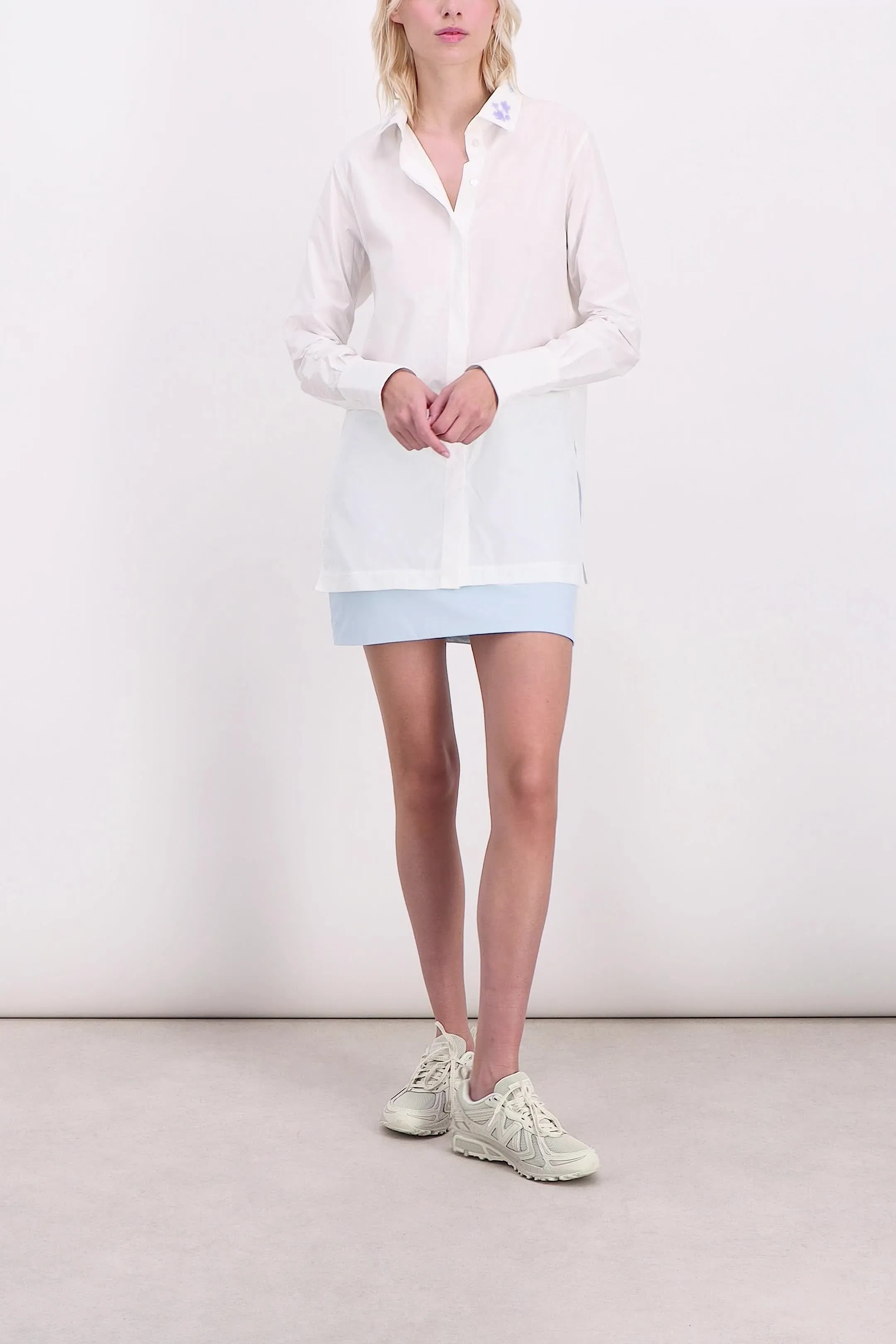 Classic shirt with flower embroidered collar