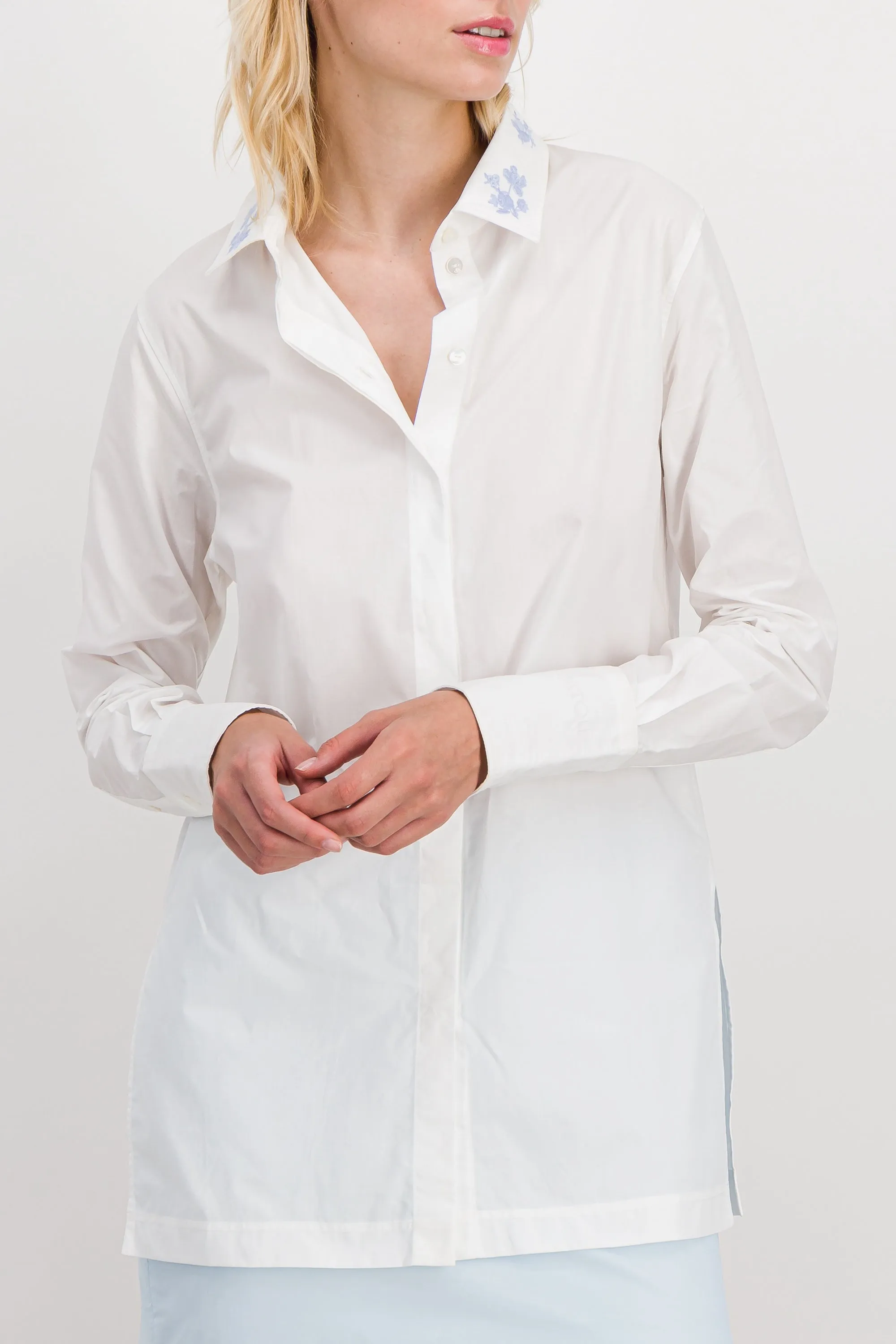 Classic shirt with flower embroidered collar